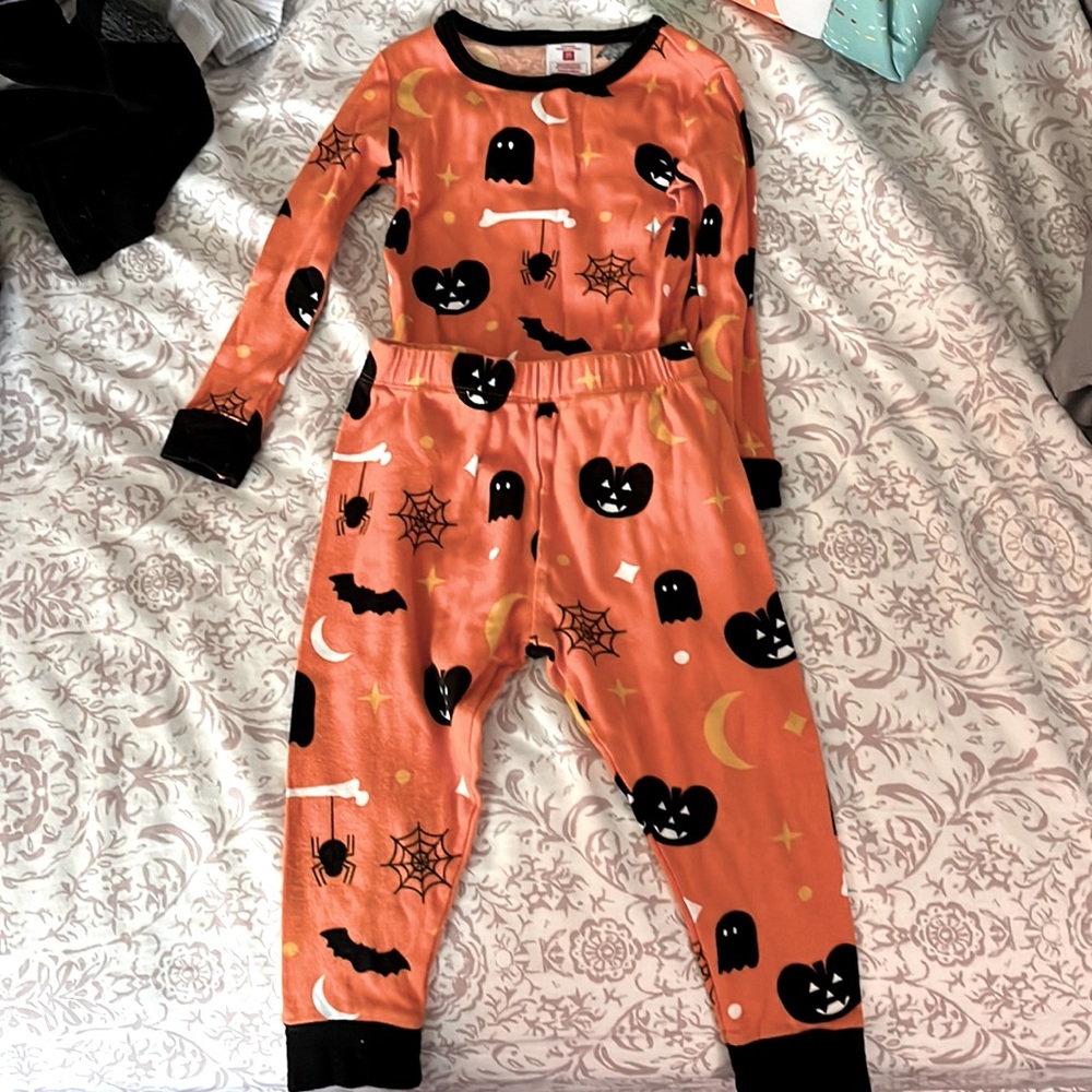 Size 2T Halloween pajamas. Perfect condition.